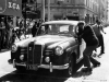 Mille Miglia, Brescia in Italien, 1. Mai 1955. Sieger in der Dieselklasse: Oberingenieur Helmut Retter (Daimler-Benz Vertreter in Innsbruck) mit Beifahrer Wolfgang Larcher auf Mercedes-Benz Typ 180 D (W 120), Startnummer 04, bei einem Kontrollpunkt.