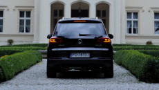 Nowy Tiguan stylistyką nawiązuje do większego Touarega. Wyposażony jest w mocne i […]