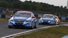 Chevrolet odniósł dziś kolejne podwójne zwycięstwo w pierwszej w historii rundzie WTCC […]