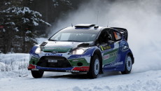 Jari-Matti Latvala i Mikka Anttila w Fordzie Fiesta RS WRC prowadzą po […]