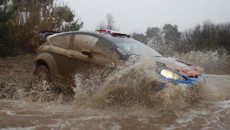 Mads Ostberg i Jonas Andersson (Ford Fiesta RS WRC) świętują zwycięstwo w […]