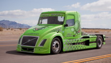 W Wendover, w amerykańskim stanie Utah, hybrydowy samochód ciężarowy Volvo, Mean Green, […]