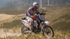 Na czwartym etapie Sardegna Rally Race pękł przewód hamulcowy w motocyklu kapitana […]