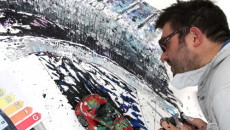 Brytyjski artysta Ian Cook, malujący przy pomocy opon i modeli samochodów zdalnie […]