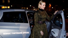 Aktorka Diane Kruger, która przyjechała na Pola Elizejskie samochodem elektrycznym Renault ZOE, […]