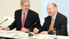 Steve Girsky, Wiceprezes GM, i Philippe Varin, Prezes Zarządu PSA Peugeot Citroën, […]