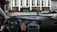 Volvo pokazało pierwszy na świecie system uruchamiający samoczynne, awaryjne hamowanie pojazdu w […]