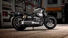 Wprowadzeniem na rynek modeli XV950 i XV950R Yamaha rozpoczyna nową epokę motocykli […]