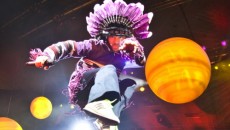 Jamiroquai, światowa gwiazda muzyki funk, doda muzycznej energii rywalizacji dwóch moto-drużyn, złożonych […]
