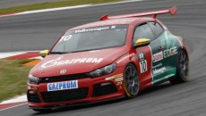Spektakularne pojedynki, gwiazdy sportu motorowego Formuły 1, DTM i Le Mans i […]