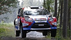 Jari-Matti Latvala i Miikka Anttila w Volkswagenie Polo R WRC prowadzą po […]