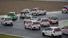 Konrad Wróbel wygrał deszczowy, pierwszy wyścig V rundy Kia Lotos Race, a […]