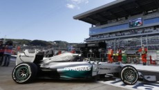 Kierowcy Mercedesa zdominowali dwa pierwsze treningi przed wyścigiem Formuły 1 o Grand […]