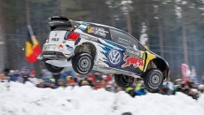 Sebastien Ogier z pilotem Julienem Ingrassią w Volkswagenie Polo R WRC wygrali […]