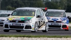 Kolejny sezon innowacyjnego pucharu wyścigowego Volkswagen Golf Cup rozpocznie się 24 kwietnia […]