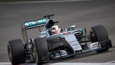 Lewis Hamilton w bolidzie Mercedesa wywalczył pole position w kwalifikacjach przed wyścigiem […]