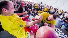 Każdy duży chłopak kocha ciężarówki i siłowanie się na rękę – to […]