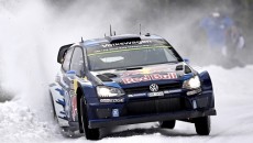 Sébastien Ogier i Julien Ingrassia (Volkswagen Polo R WRC) prowadzą po pierwszym […]