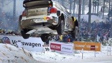 Sébastien Ogier i Julien Ingrassia (Volkswagen Polo R WRC) utrzymali prowadzenie po […]