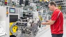 Wraz z oficjalnym oddaniem nowej fabryki silników V8 Porsche rozpoczyna kolejny rozdział […]