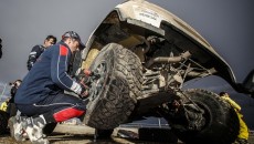 Ósmy etap rajdu Dakar nie przyniósł zmiany w klasyfikacji załóg samochodowych na […]