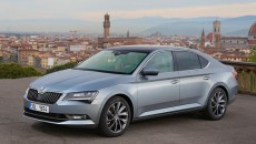Škoda wzbogaca wyposażenie swojego flagowego modelu. Od końca maja modele Superb i […]