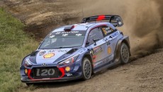 Thierry Neuville i Nicolas Gilsoul (Hyundai i20 Coupe WRC) prowadzą po drugim […]