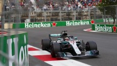 Lewis Hamilton (Mercedes) po błędzie prowadzącego Sebastian Vettel (Ferrari) wygrał wyścig mistrzostw […]