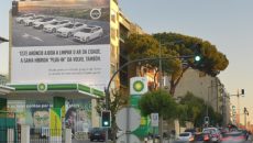 Oddział Volvo w Portugalii zainstalował w Porto duży nośnik reklamowy, który neutralizuje […]