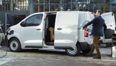 Citroën zaprezentował szczegóły swojego w pełni elektrycznego kompaktowego vana ë-Jumpy. Oferuje użytkownikom […]