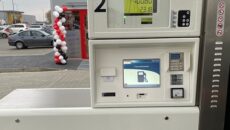 Swoją pozycję lidera na rynku stacji paliw zlokalizowanych przy marketach wzmacniają Muszkieterowie. […]