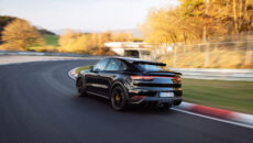 Kierowca testowy Porsche Lars Kern za kierownicą subtelnie zakamuflowanego, seryjnego egzemplarza nowego […]